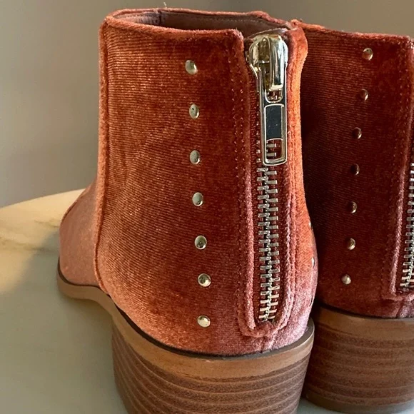 Anthropologie Velvet Ankle Boots in Copper/ Rust with Gold Detail : size 6.5 - Picture 5 of 11